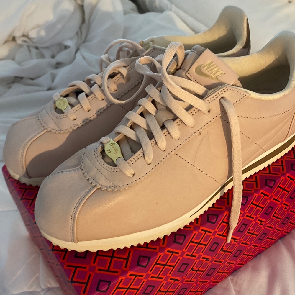 Nike blush pink size 9